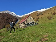 21 Baita Baciamorti (1453 m) con vista sul Baciamorti (2009 m) in alto a dx
